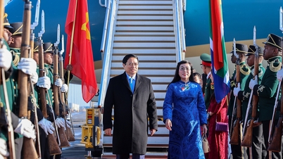 O primeiro-ministro Pham Minh Chinh e sua esposa chegam à África do Sul.