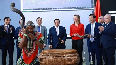 Perdana Menteri Pham Minh Chinh membuka sesi perdagangan di Bursa Efek Johannesburg