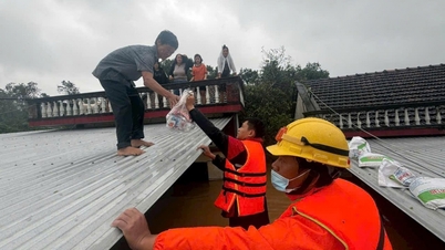 Samhället stöder fordon och mat till människor i översvämningsområden