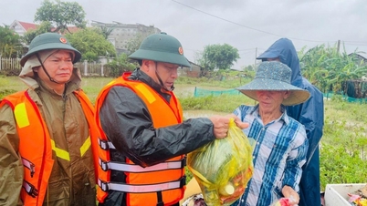 Generalul-locotenent Truong Thien To a vizitat și a încurajat oamenii din zonele afectate de inundații.