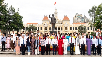 베트남 영화제 대표단이 호 삼촌 기념공원에 꽃을 바치고 있다.
