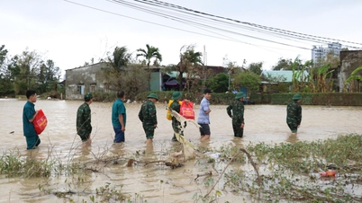 Ο Αναπληρωτής Διευθυντής του Γενικού Τμήματος Πολιτικής, Ανώτερος Αντιστράτηγος Truong Thien To, μοιράζει δώρα σε ανθρώπους που επλήγησαν από τις πλημμύρες.