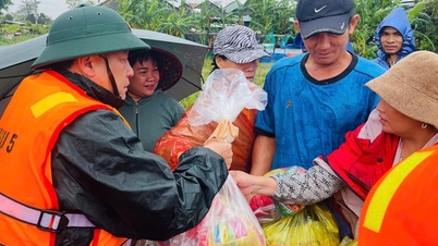 กรมการเมืองเยี่ยมให้กำลังใจประชาชนในพื้นที่ประสบภัยน้ำท่วม จ.ดั๊กลัก และ จ.ยะลา