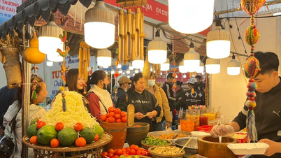 ຄົ້ນ​ພົບ​ອາ​ຫານ​ຢູ່​ງານ​ວາງ​ສະ​ແດງ​ສິນ​ຄ້າ​ສາ​ກົນ​ຫວຽດ​ນາມ - ຈີນ (ລາວ​ກາຍ)