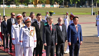 Presidenten i Tsjekkias senat, Miloš Vystrcil, besøker Ho Chi Minh-mausoleet.
