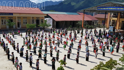 គំរូសាលាឡើងជិះ - ជួយសិស្សទៅថ្នាក់