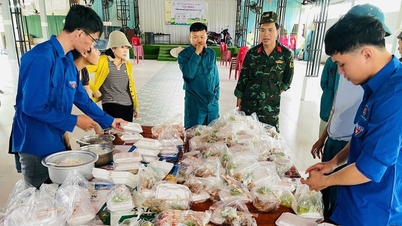 ابراز محبت گرم نظامیان و غیرنظامیان در بحبوحه سیل در کات تین