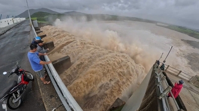 जलविद्युत संयंत्र अपनी कुल क्षमता के लगभग बराबर बाढ़ का पानी छोड़ता है, दैनिक बिजली खपत केवल 855 मिलियन किलोवाट घंटा तक ही पहुंचती है