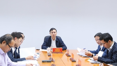 Председатель городского народного комитета Фам Дык Ан принял и разрешил обращения граждан.