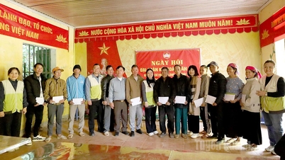 Awarding 620 million VND to support housing construction for households affected by natural disasters in Sa Phin commune, Dong Van