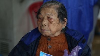 85-jährige Frau in einem vom Hochwasser betroffenen Gebiet nördlich von Nha Trang: „Das Hochwasser stieg sehr schnell an, ihr gesamtes Hab und Gut wurde weggespült.“