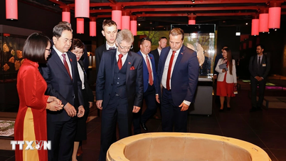 Der Präsident des Senats der Tschechischen Republik besucht die unterirdische archäologische Stätte des Parlamentsgebäudes