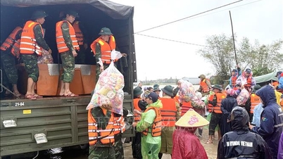 ダクラク省ホアティン村の洪水被災者に食糧を供給