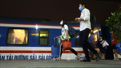 La ligne ferroviaire Nord-Sud traversant la province de Khanh Hoa est paralysée par les inondations.