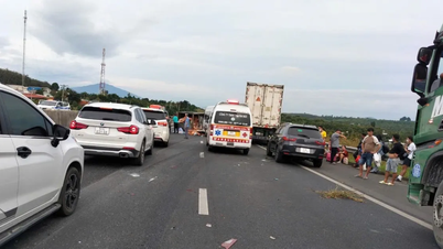 Sel felaketine müdahale eden araç otoyolda devrildi, 5 araç "karıştı"