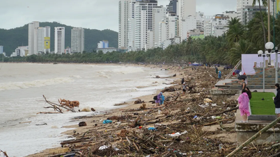 Pláž Nha Trang zaplavena odpadky kvůli povodním