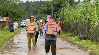 เร่งแจกจ่ายข้าวสารช่วยเหลือประชาชนประสบภัยน้ำท่วม