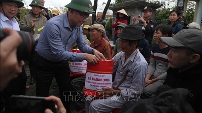 Der stellvertretende Premierminister Le Thanh Long besucht die von Überschwemmungen betroffenen Gebiete von Gia Lai und überreicht ihnen Geschenke.