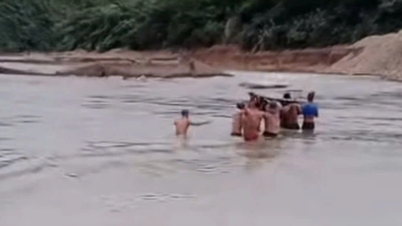 क्वांग त्रि में एक गर्भवती महिला ने भयंकर बाढ़ को पार करते हुए एम्बुलेंस में बच्चे को जन्म दिया