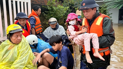 Echipa 4 de supraveghere a pescuitului a fost evacuată și a oferit cadouri pentru a sprijini oamenii din zonele inundate.