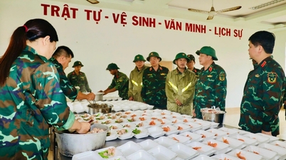 Vojensko-civilní kuchyně ohřívá lidi v oblastech postižených záplavami