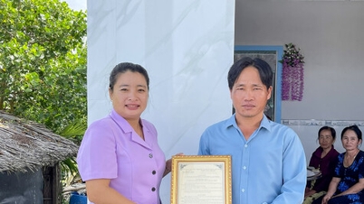 Komuna U Minh předává Velký dům jednoty na uvítanou Kongresu