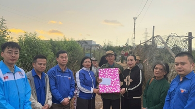 ラムドン省青年連合常任委員会がドゥック・チョンにおける暴風雨と洪水の被害を受けた家族を訪問した。