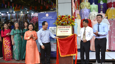 Cerimônia de inauguração e entrega da placa de reconhecimento como Patrimônio Arquitetônico e Artístico (nível municipal) do mercado de Tan Dinh.