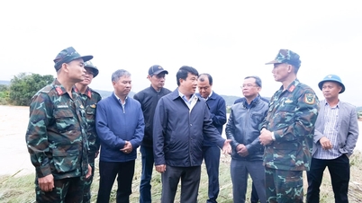 El secretario del Partido de la provincia de Lam Dong visita y entrega regalos a las fuerzas de la Región Militar 7 que participan en la superación de las consecuencias de los desastres naturales.