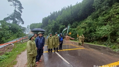 Wakil Sekretaris Komite Partai Provinsi Do Huu Huy memeriksa dan mengarahkan pekerjaan tanggap banjir di wilayah Ea Trang.