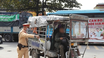 ຮ່າ​ໂນ້ຍ: ຕຳຫຼວດຈະລາຈອນ​ໄດ້​ຍຶດ​ລົດ​ຍົນ 200 ຄັນ ​ແລະ ລົດ​ພ່ວງ​ທີ່​ບັນທຸກ​ສິນຄ້າ​ຂະໜາດ​ໃຫຍ່​ພາຍຫຼັງ 1 ​ເດືອນ.