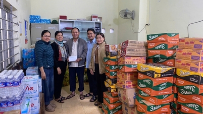 Vietnams fosterlandsfrontkommitté i Ea Knuec-kommunen: Ger pengar och nödvändigheter för att stödja människorna i Vu Bon-kommunen