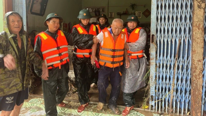 Η Ταξιαρχία 572 χρησιμοποιεί κανό και μηχανοκίνητα σκάφη για να υποστηρίξει τους ανθρώπους σε περιοχές με βαθιές πλημμύρες.