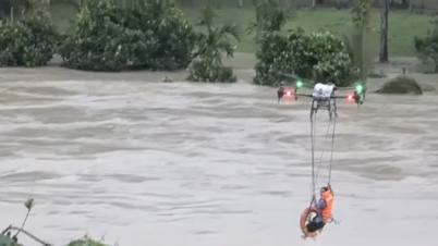 Dùng máy bay không người lái cứu người đàn ông bị lũ cô lập giữa sông