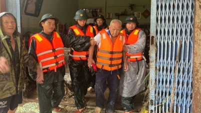 La brigade 572 a utilisé des canoës et des bateaux à moteur pour venir en aide aux personnes...
