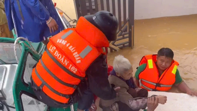 162. Tugay, sular altında kalan bölgelerdeki insanları kurtarmaya çalışıyor