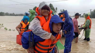 Las víctimas de las inundaciones carecen de ropa; la policía provincial de Dak Lak solicita donaciones.