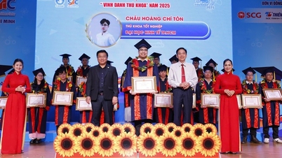 Ho Chi Minh-Ville honore 88 élèves major de promotion, dont 5 ont obtenu la note maximale.