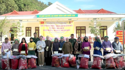 Dávání darů a podpora obnovy po katastrofách v obci Lung Cu