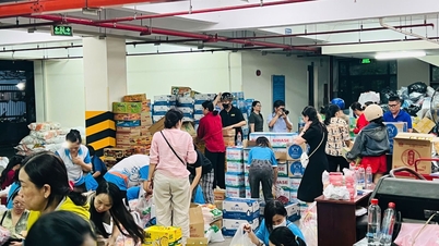 Nagyszámú ember érkezett a Ho Si Minh-városban található Vietnami Hazai Front Bizottságához, hogy támogassa Közép-Vietnam népét.