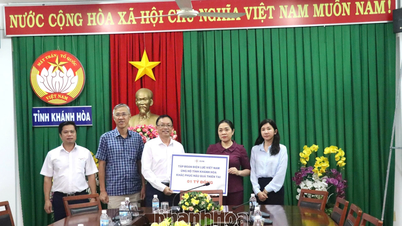 베트남전력그룹은 자연재해의 여파를 극복하기 위해 칸호아성에 10억 VND를 지원했습니다.