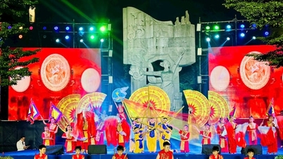 রাজধানী নারীরা তাদের ঐতিহ্যের জন্য গর্বিত এবং দৃঢ়ভাবে ভবিষ্যতের দিকে পা বাড়ায়।