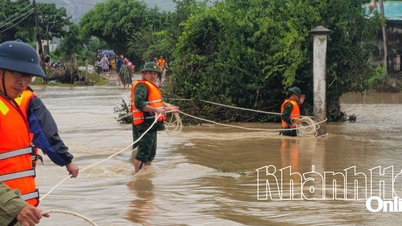 Le poste de garde-frontière de Cam Ranh apporte rapidement son soutien aux personnes se trouvant dans les zones inondées du quartier de Ba Ngoi.