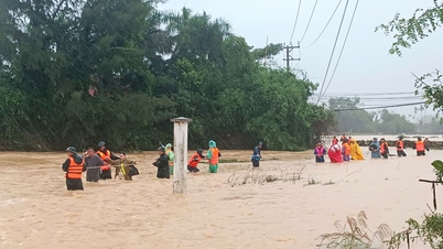 Pengawal Sempadan Wilayah Khanh Hoa mengharungi banjir untuk menyelamatkan orang ramai.