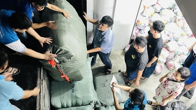 Ho-Chi-Minh-Stadt transportierte in der Nacht des 21. November eilig 15 Tonnen Hilfsgüter nach Khanh Hoa.