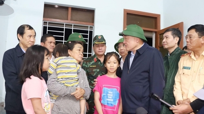 Vice premiärminister Nguyen Hoa Binh besökte och uppmuntrade översvämningsoffren i Dong Hoa-distriktet.