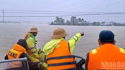 La police provinciale de Lam Dong porte secours aux personnes sinistrées dans les zones inondées de Dak...