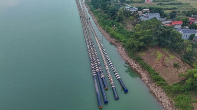 ภาพระยะใกล้ของท่อส่งน้ำขนาดยักษ์จากแม่น้ำดาไปยังโรงงานน้ำสะอาดสำหรับฮานอย