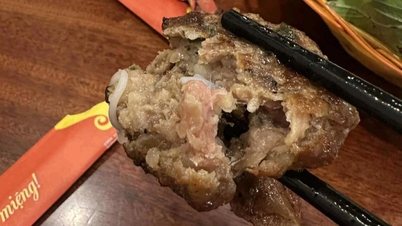 Klienci, którzy zjedli danie bun cha z Hanoi za 70 000 VND, byli zdenerwowani, ponieważ mięso było nadal surowe.