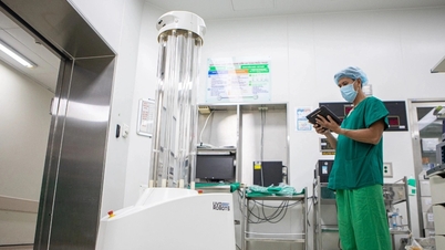 Zbliżenie na wartego miliard dolarów robota wykorzystującego promieniowanie UV do dezynfekcji pierwszej sali operacyjnej w szpitalu Cho Ray